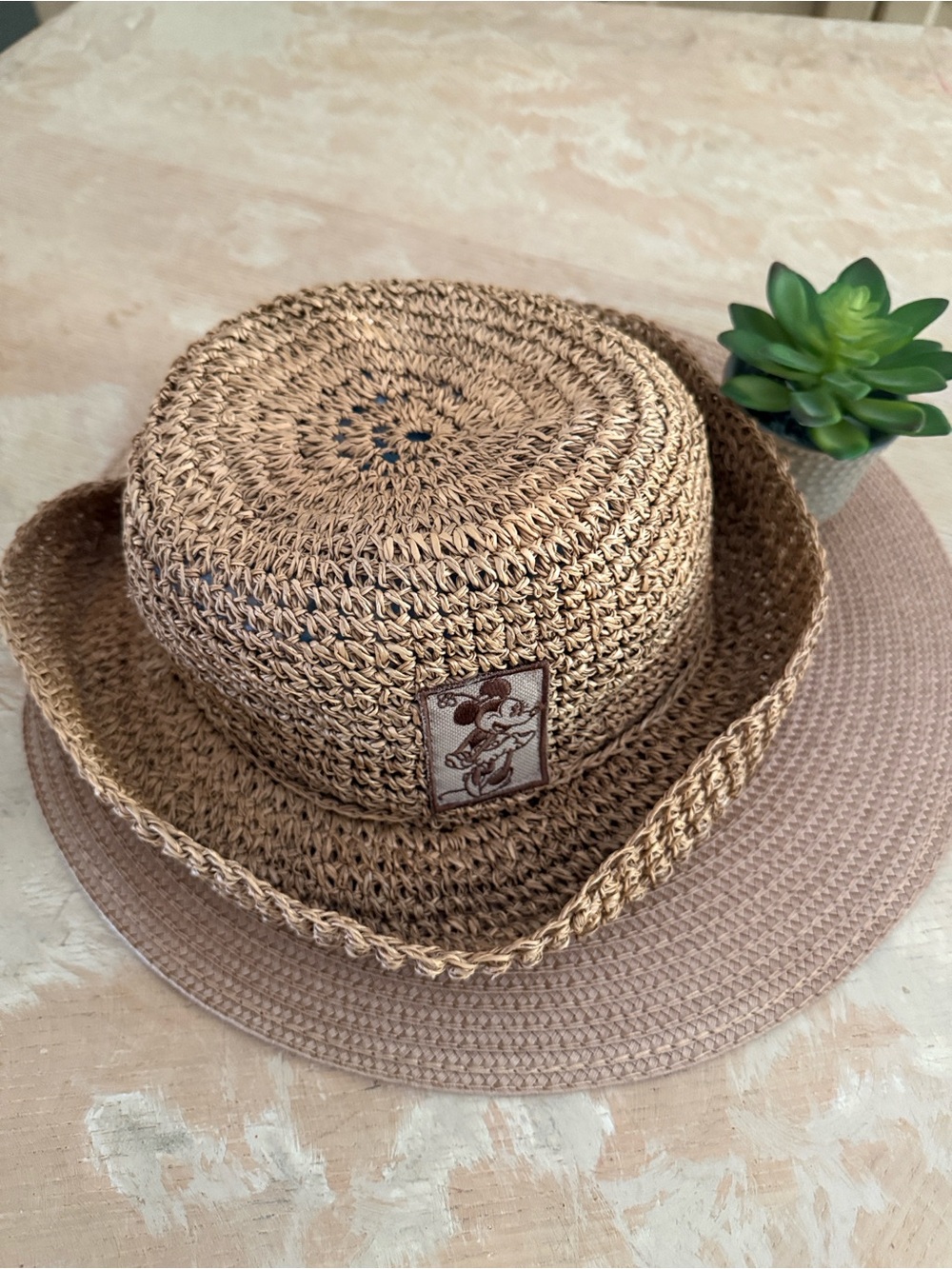 Disneyland Resort 🔥 Women Beige Woven Straw Hat with Minnie Mouse Patch